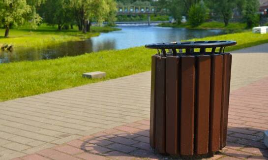 Naturalne meble w przestrzeni publicznej – rola metaloplastyki w ich projektowaniu