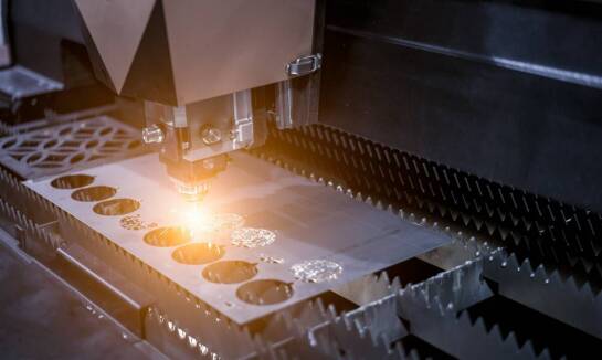 Nowoczesne technologie w przemyśle metalowym: od cięcia do malowania proszkowego