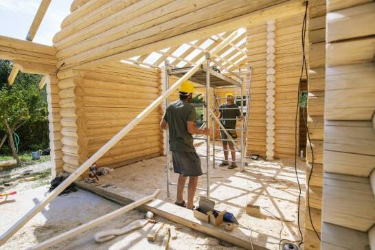 Inspirujące wnętrza domów z bali: aranżacje i dekoracje dopasowane do stylu życia mieszkańców