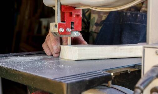 Przegląd dostępnych modeli przecinarek taśmowych: ręczne/grawitacyjne, półautomatyczne, automaty CNC