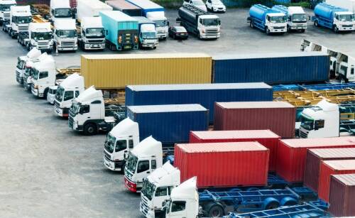 Przyczepy i wózki transportowe: jakie są dostępne rodzaje i zastosowania?