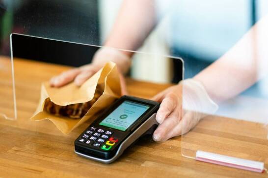 Osłony antycovid-19: dbanie o bezpieczeństwo w miejscach publicznych