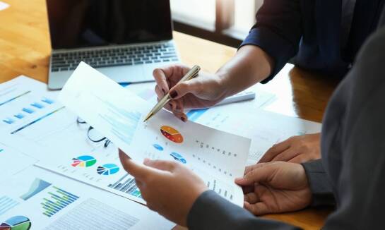 Jak skutecznie zarządzać finansami w firmie dzięki profesjonalnym analizom?
