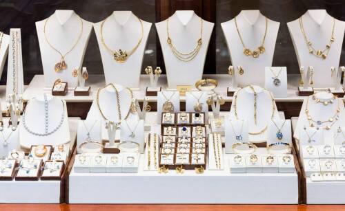 Jak wybrać prezent w postaci biżuterii dla bliskiej osoby?