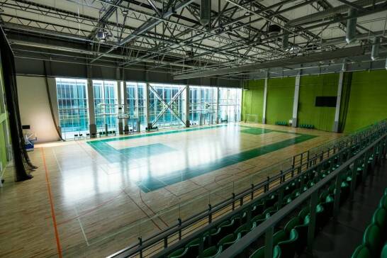 Jakie są zalety stosowania nawiewników tekstylnych w obiektach sportowych?
