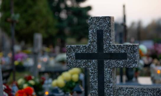 Coraz więcej pogrzebów świeckich w Polsce. Jakie są tego przyczyny?