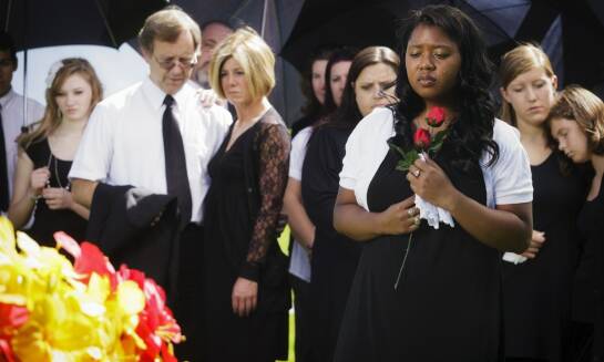 Jak firma pogrzebowa może pomóc w załatwieniu formalności związanych z pogrzebem?