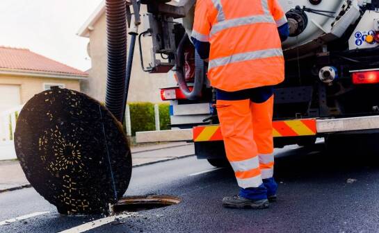 Jakie są najczęstsze problemy związane z udrażnianiem rur odpływowych?