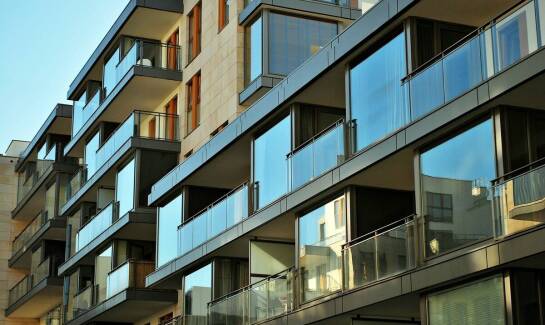 Balustrady szklane na balkony - bezpieczeństwo i estetyka