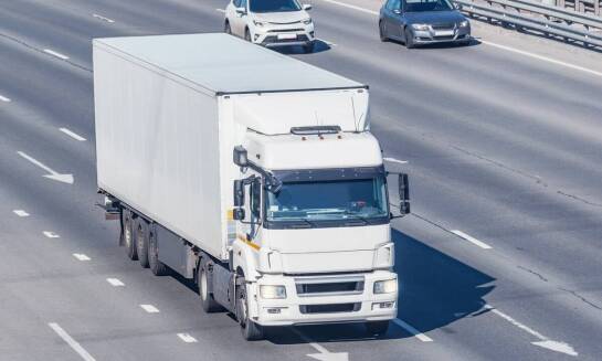 Przewodnik po usługach transportu drogowego: od standardowych przesyłek po towarów niebezpiecznych (ADR)