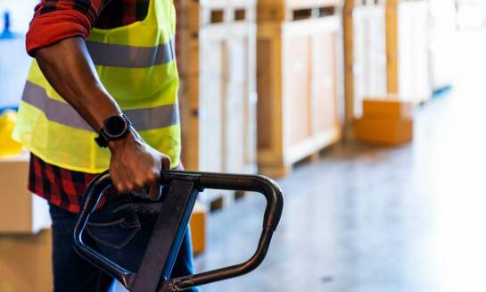 Zastosowanie wózków paletowych w różnych branżach przemysłowych