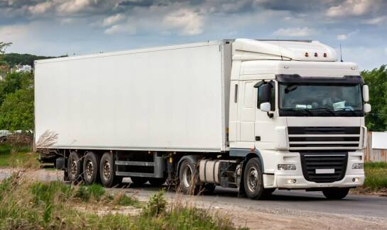 Jakie są zalety korzystania z chłodni w transporcie artykułów spożywczych?