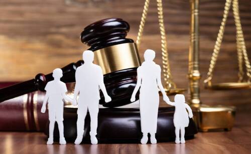 Jak przebiega ustalenie praw rodzicielskich?