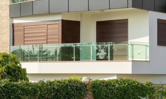 Balustrady szklane na tarasie – elegancja i ochrona przed upadkiem