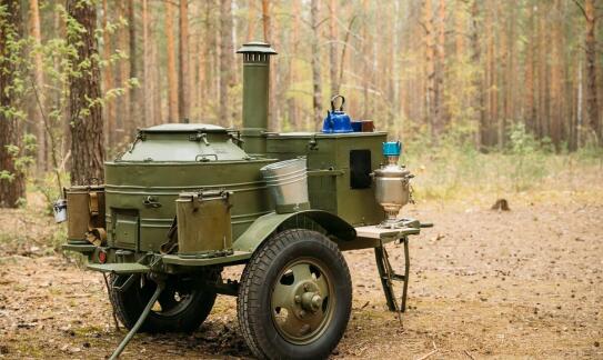 Jakie zalety oferuje Piaggio ape bar w porównaniu do tradycyjnych food trucków?
