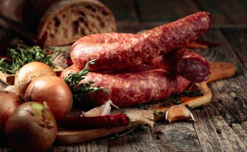 Proces wędzenia kiełbasy – dlaczego warto postawić na naturalne metody?