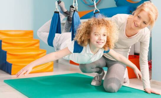 Zajęcia ruchowe a rozwój motoryczny dzieci z autyzmem – co oferuje przedszkole?