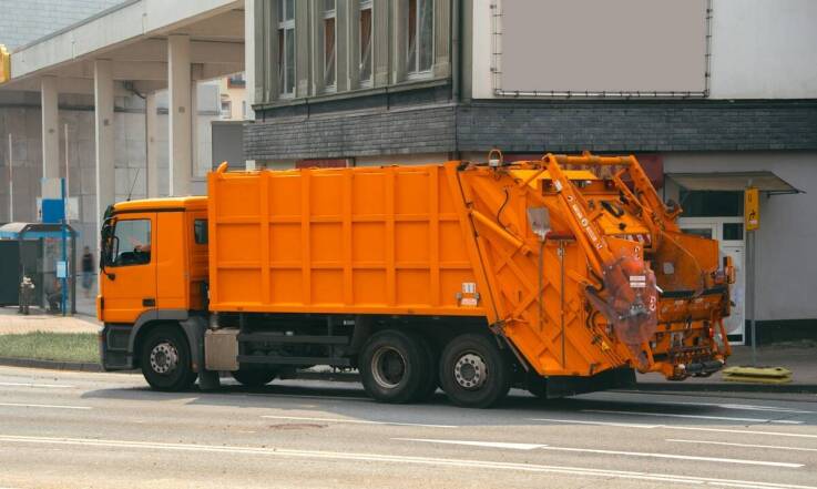 Flota samochodów asenizacyjnych – dlaczego ma znaczenie w wywozie nieczystości płynnych?