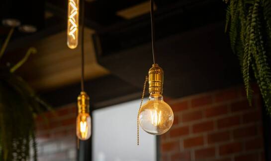 Lampy wiszące w stylu industrialnym: modne rozwiązania dla restauracji i barów