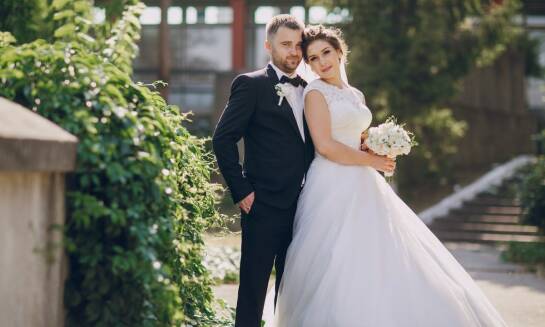 Dlaczego biały garnitur ślubny damski to doskonała opcja na wesele w plenerze?