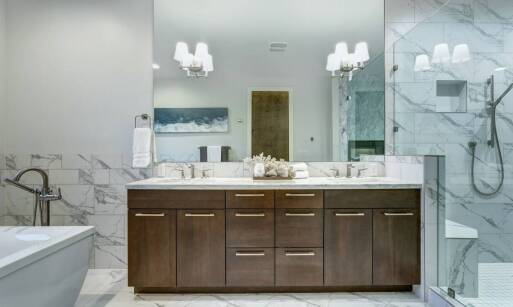 Wykorzystanie przestrzeni w łazience dzięki szafkom z umywalką i blatem nad pralkę