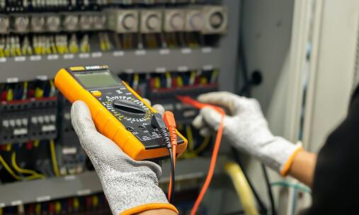 Rola pomiarów elektrycznych w zapewnieniu bezpieczeństwa instalacji – opinia eksperta