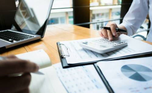 Jakie są zalety korzystania z kompleksowej obsługi księgowo-kadrowo-płacowej?