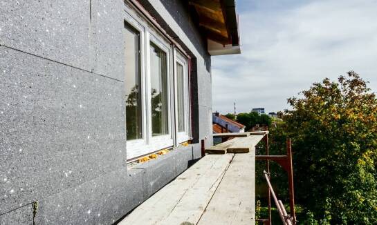 Właściwości izolacyjne aluminiowych parapetów powlekanych – dlaczego są istotne?