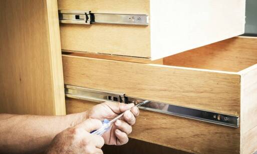 Szafki łazienkowe nad pralkę – porady dotyczące montażu i użytkowania