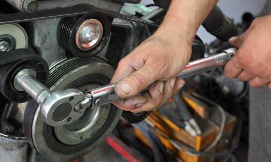 Rola mechanika w procesie wymiany rozrządu – na co zwrócić uwagę?