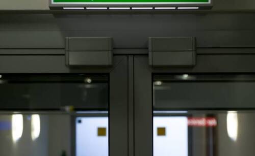 Jakie wyzwania wiążą się z wdrażaniem systemów z centralną baterią?