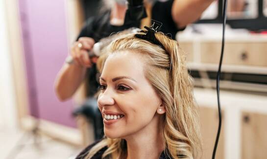 Jak utrzymać zdrowe i piękne włosy? Porady ekspertów fryzjerstwa damskiego