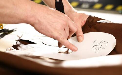 Wytłaczanie tkanin - tworzenie faktur, które przyciągają wzrok