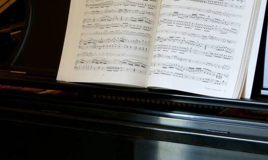 Jakie są różnice między nutami dla orkiestr dętych a big bandów?