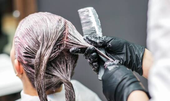 Trendy w pielęgnacji włosów - co nowego w ofercie salonów fryzjerskich?
