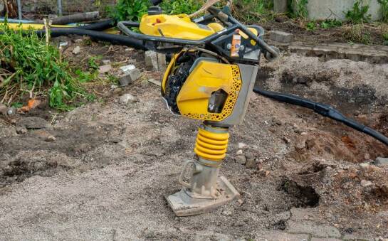 Sposoby na oszczędności przy wynajmie zagęszczarek do gruntu