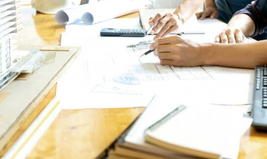 Jakie elementy powinny znaleźć się w kosztorysie przygotowanym przez pracownię projektową?