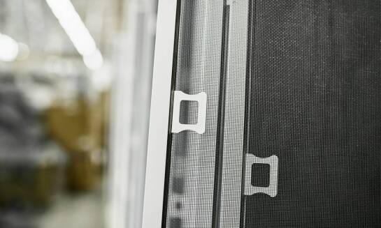 Jakie akcesoria są niezbędne do prawidłowego funkcjonowania szafy serwerowej?