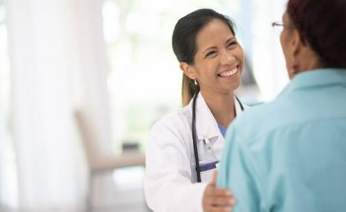 Jakie są różnice w podejściu do pacjenta między polskimi a niemieckimi lekarzami?