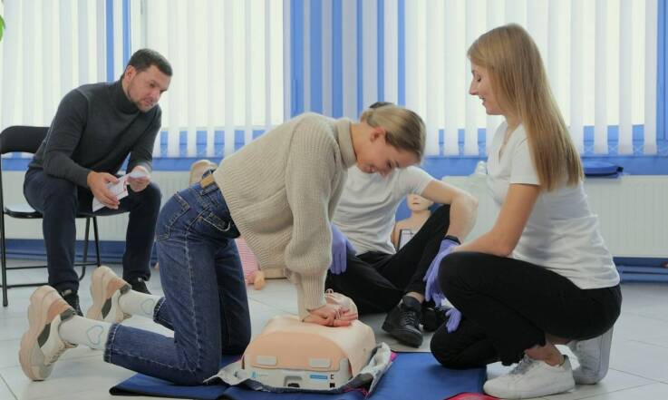 W jaki sposób szkolenia z pierwszej pomocy mogą uratować życie w miejscu pracy?
