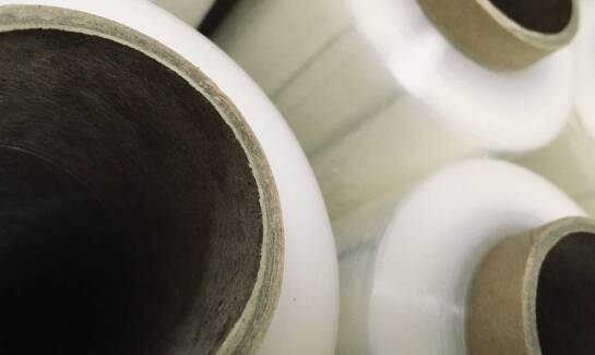 Folia stretch a taśmy pakowe: kiedy wybrać jeden z tych materiałów?