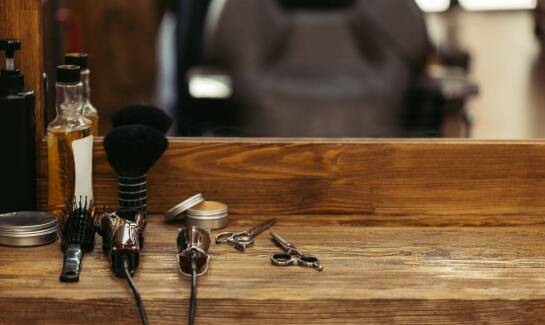 Farby do włosów fryzjerskie a pielęgnacja: jak łączyć koloryzację z regeneracją?