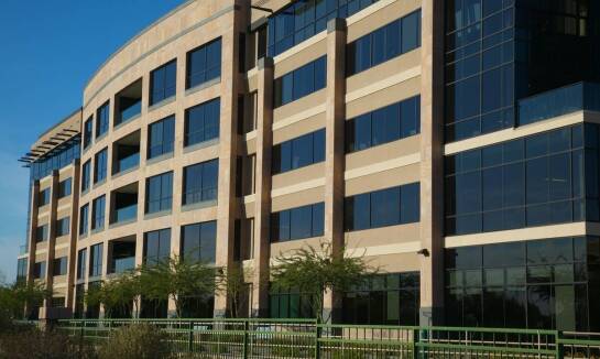 Folia lustrzana na okna – idealne rozwiązanie dla biur i przestrzeni komercyjnych