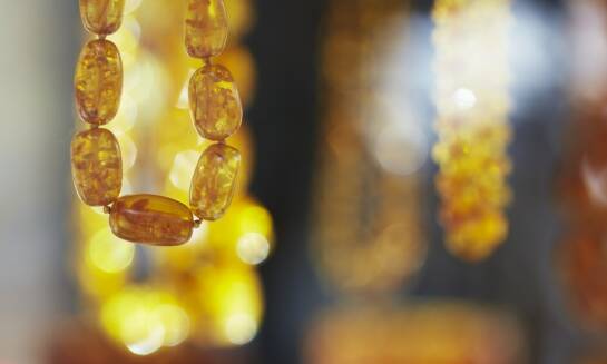 Jakie są najpopularniejsze wzory pierścionków z bursztynem w nowoczesnej biżuterii?