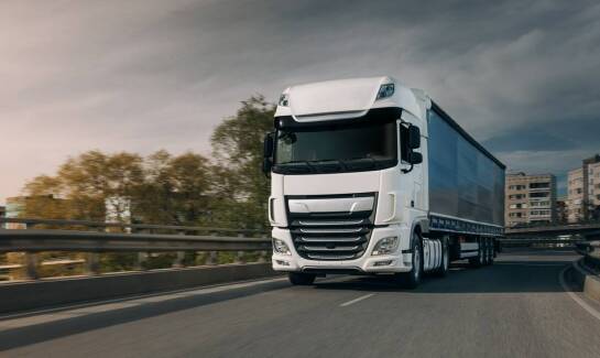 Jakie towary najlepiej przewozić w naczepach typu plandeka mega?