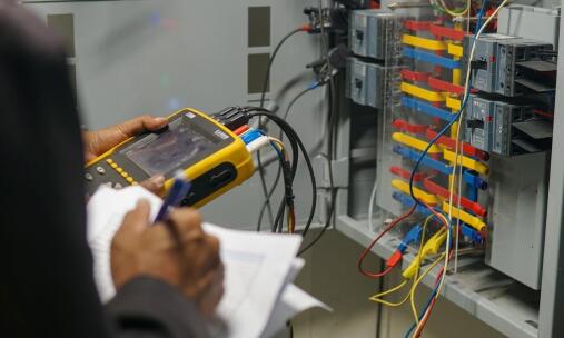 Zapewnienie bezpieczeństwa w budynkach użyteczności publicznej – rola przeglądów i nadzoru technicznego