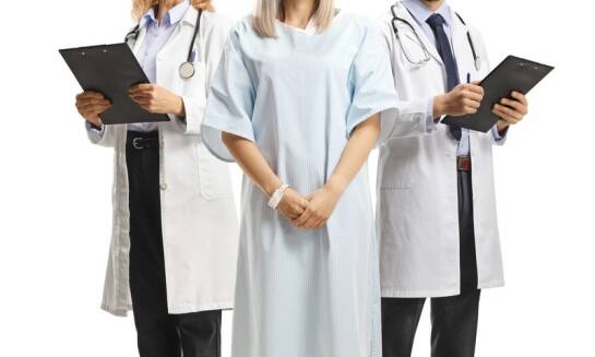 Dlaczego białe polówki damskie są idealnym wyborem dla personelu medycznego?