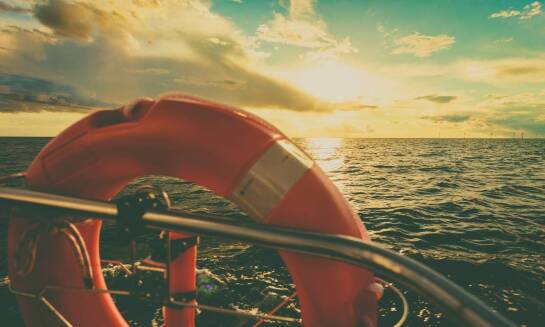 Bezpieczeństwo na wodzie: podstawowe zasady, które każdy żeglarz i sternik powinien znać