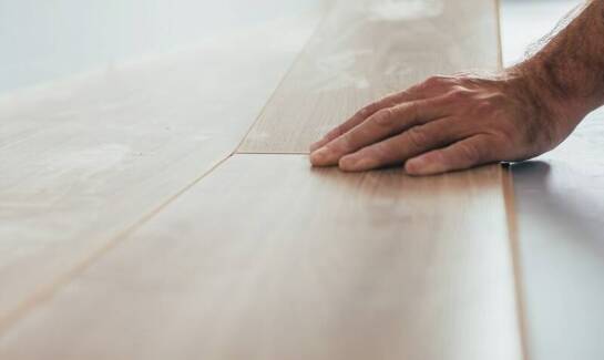 Cienkowarstwowe posadzki - idealne rozwiązanie dla dużych hal produkcyjnych