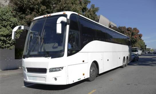 Wynajem aut a transport publiczny – co jest bardziej opłacalne?